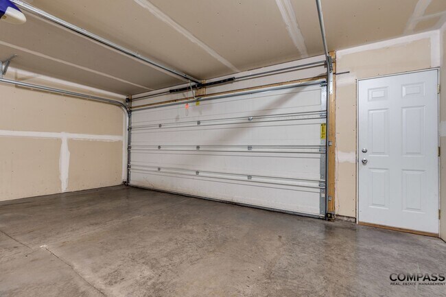 Building Photo - SPACIOUS UPDATED TOWNHOME WITH IN-UNIT LAU...