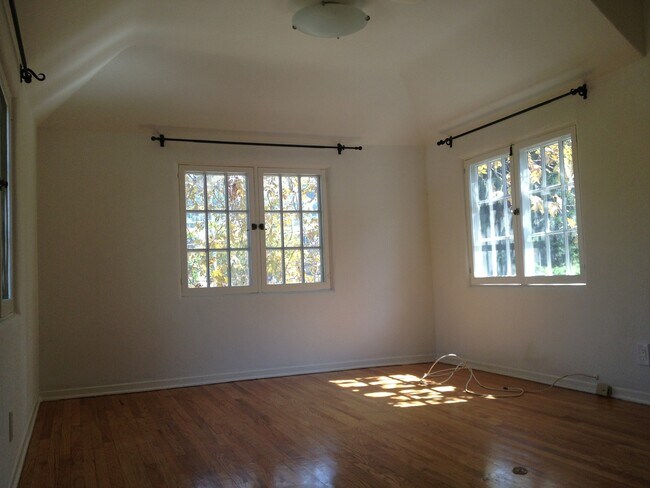 Building Photo - AS Silver Lake (#321)