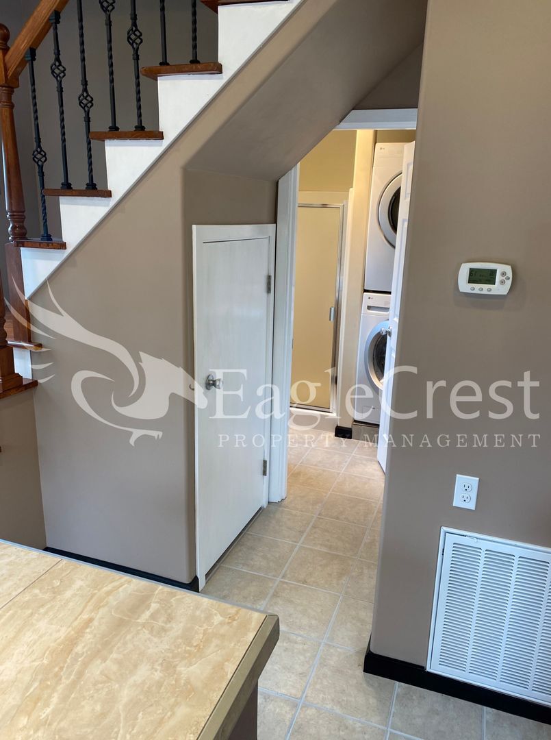 Building Photo - Charming 2 Bedroom Home With 1 Car Garage and A Covered Porch
