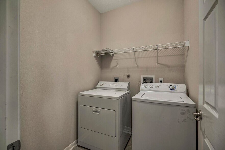 Building Photo - 606 Buckle Ct