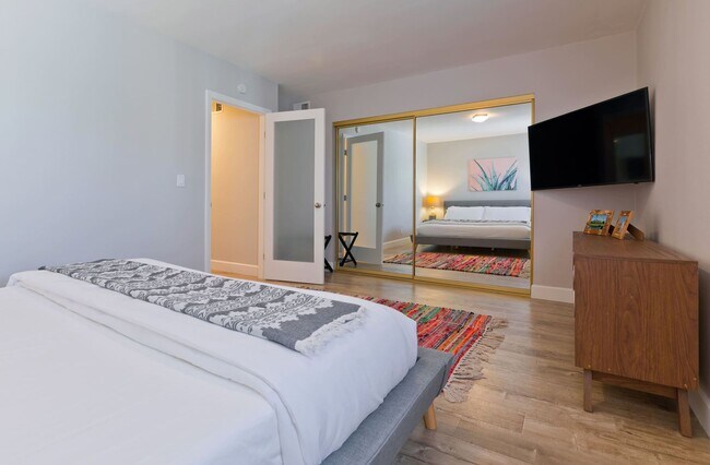 Building Photo - Modern home w Private Pool, Spa, Pets Welc...