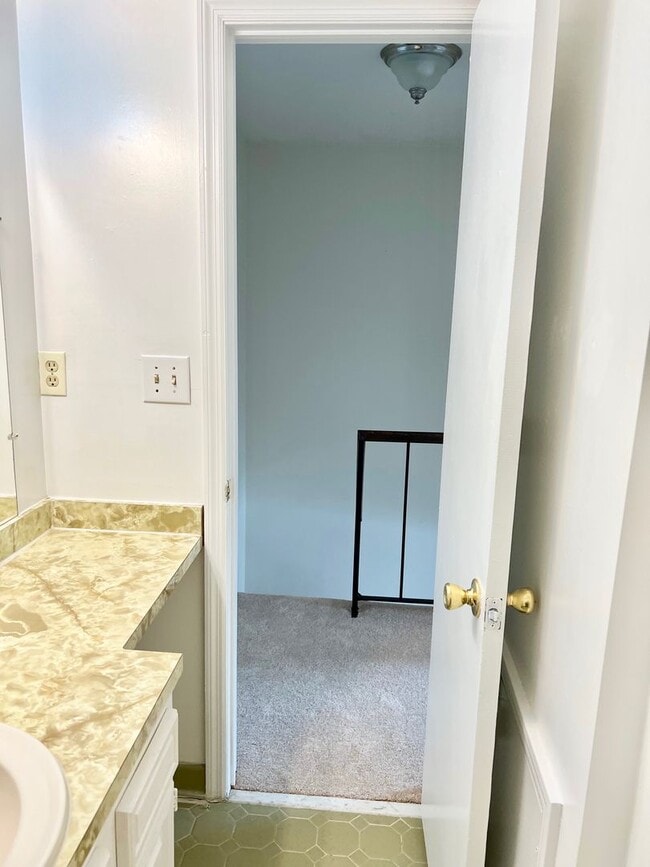 Building Photo - 2BD/1.5BA minutes from the Oceanfront!