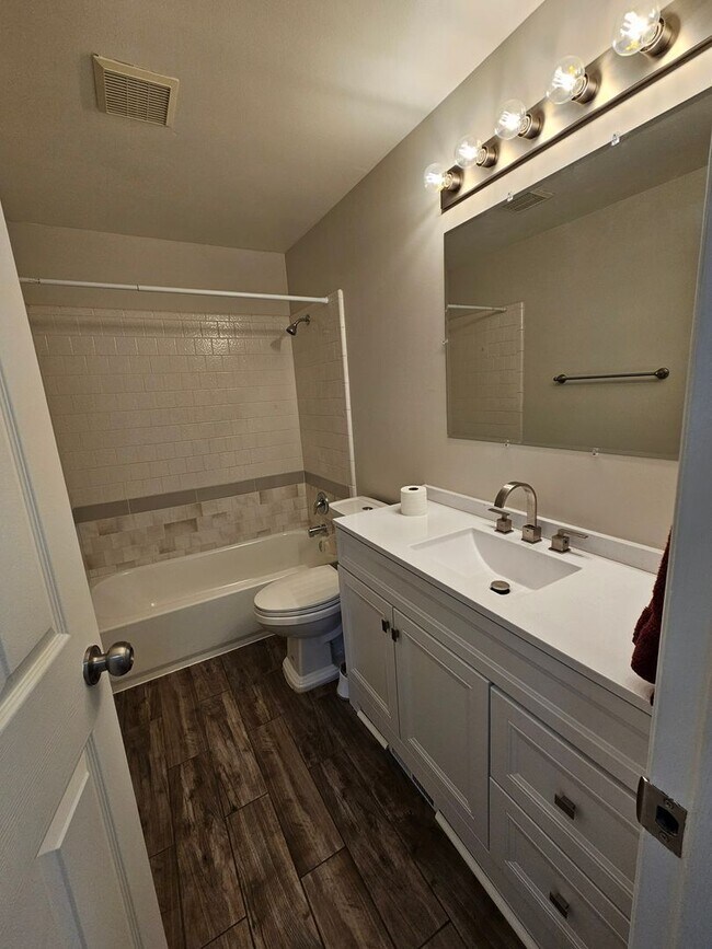 Building Photo - Beautiful 3 Bed/3 Bath Home