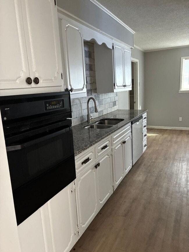 Building Photo - Spacious 4 Bedroom/3 Bath Family Home West End of Searcy