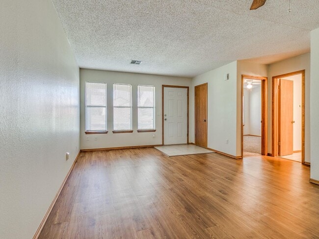 Building Photo - Adorable duplex in Norman