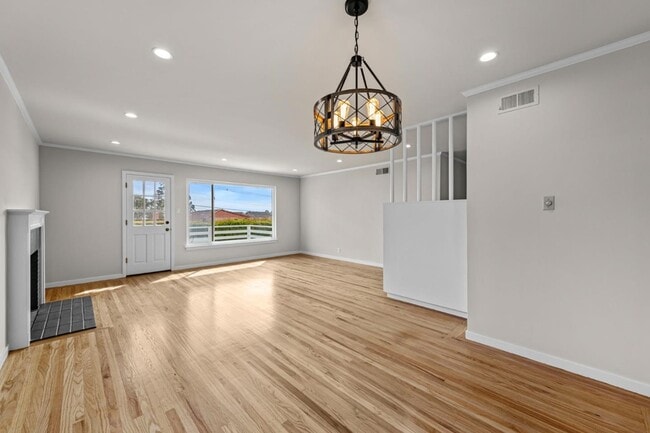 Building Photo - 526 Redwood Ave