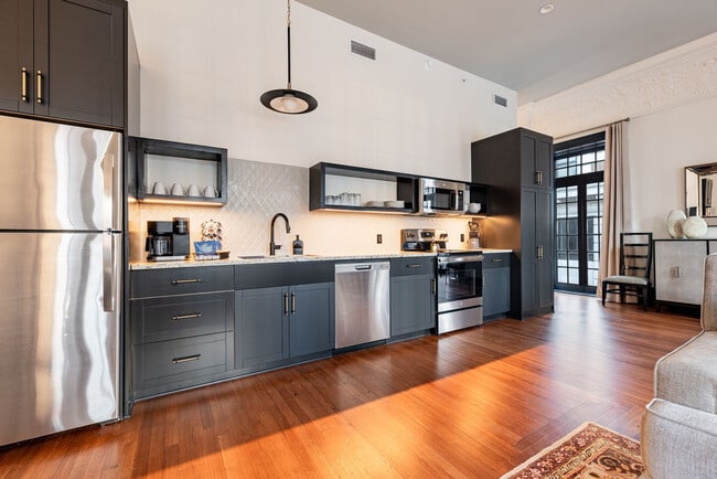 Building Photo - 1011 Canal St