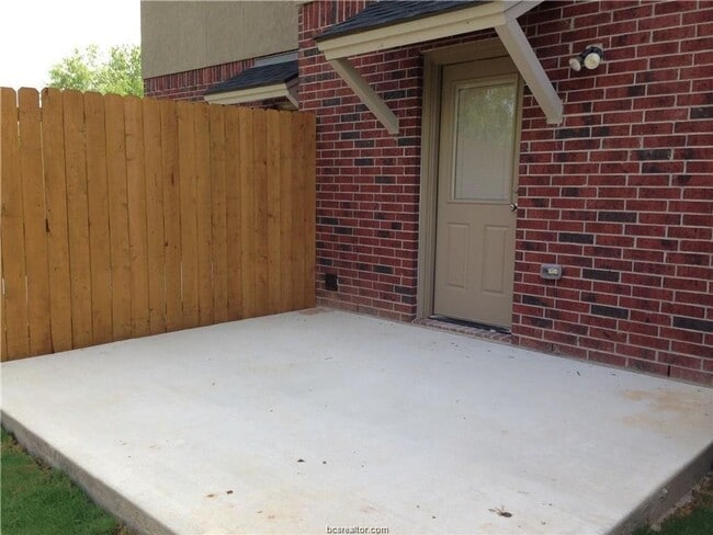 Building Photo - Spacious 2 Bed/2.5 Bath Condo in Gateway Villas!