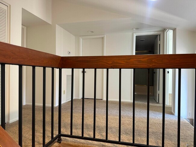 Building Photo - 800 E Country Club Dr