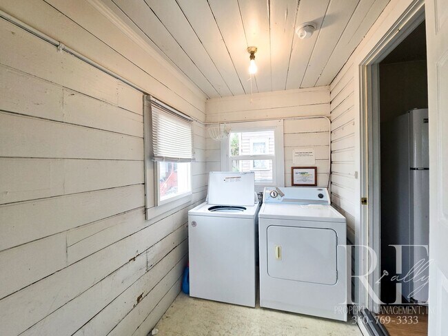 Building Photo - Furnished Top-Floor Duplex in Bremerton | ...
