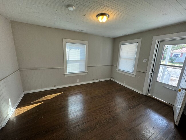 Building Photo - 2 Bedroom House for Rent