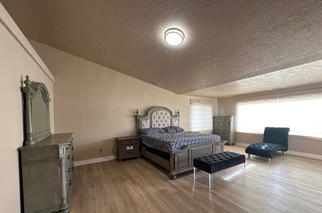 Building Photo - Spacious 5-bedroom, 3-bathroom short-term ...