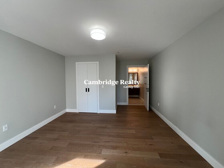 Building Photo - 8 Central St