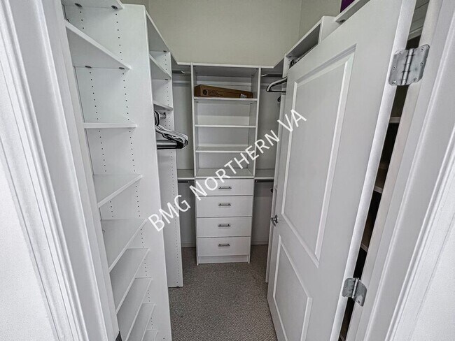 Building Photo - 309 Holland Ln