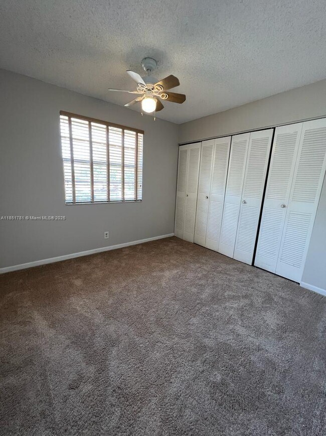 Building Photo - 9992 Twin Lakes Dr