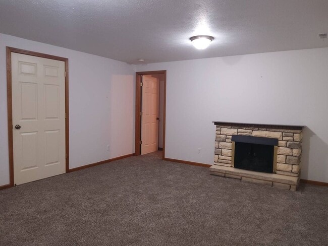 Building Photo - 3 Bedroom 2 Bathroom Home in Goshen!