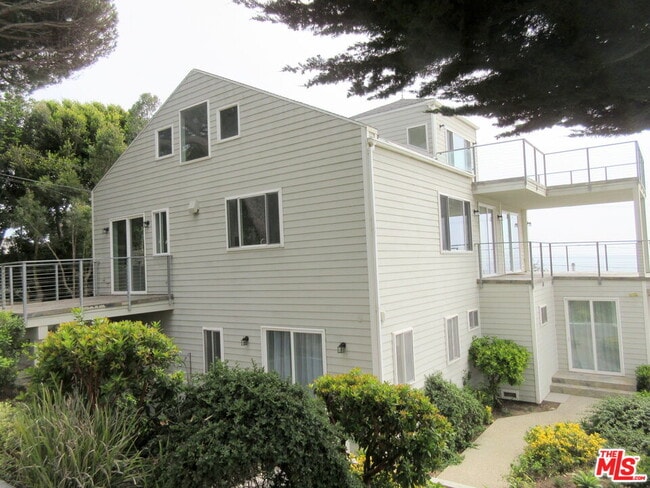 Building Photo - 7012 Birdview Ave