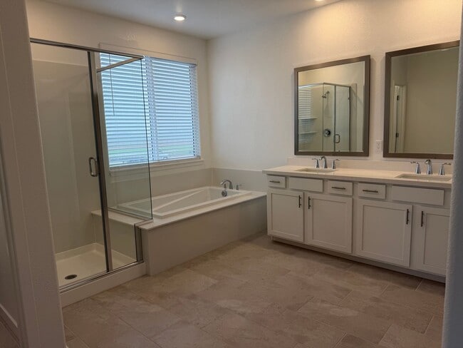 Building Photo - Beautiful Sacramento 5 Bedroom 3 Bathroom 3000 Sqft. Home for Rent