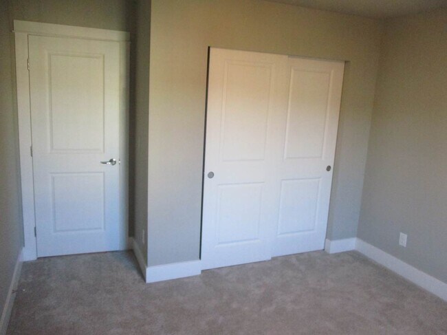 Building Photo - 4 Bedroom 2.5 Bathroom Harbor Hills Home