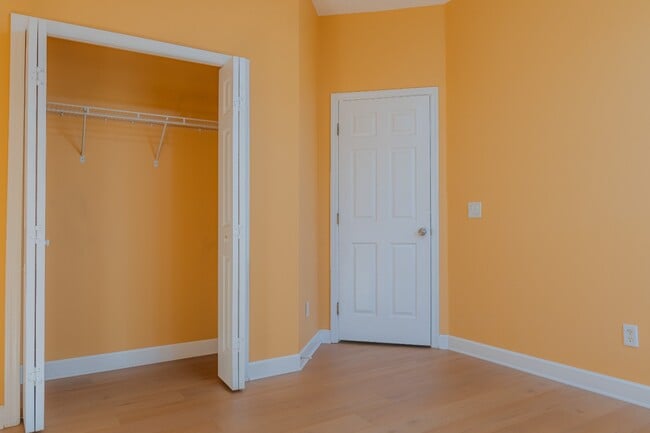 Building Photo - Modern 3-Bed Townhome with Garage & Patio in Casselberry – In-Unit Laundry, Central AC!