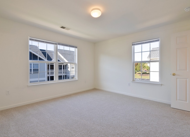 Building Photo - 3 Bedroom Apartment in University Village