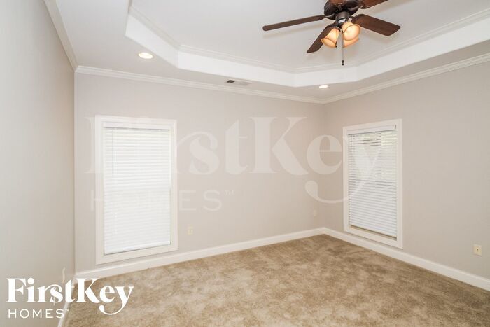 Building Photo - 221 Willow View Cir