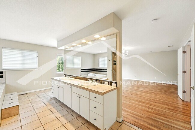 Building Photo - Luxury Meets Location – Impeccable 5BR Hom...
