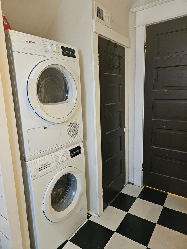 Building Photo - 318-320 W Myrtle