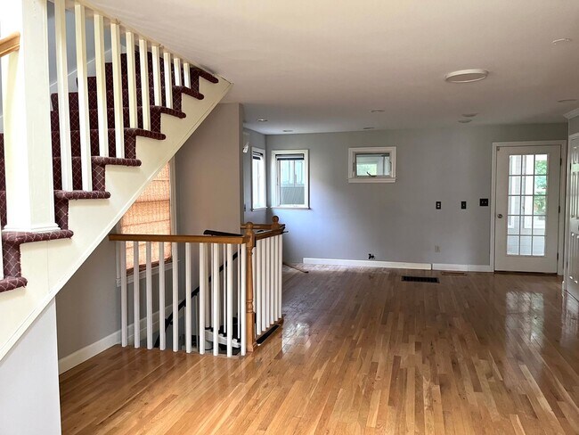 Building Photo - Rare Find Single Family Home in South Port...