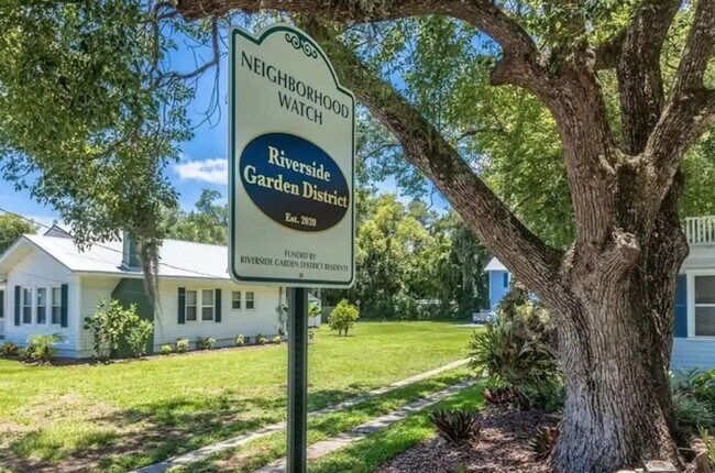 Building Photo - Charming Carriage House