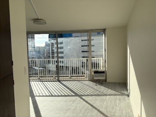 Building Photo - 750 Amana St