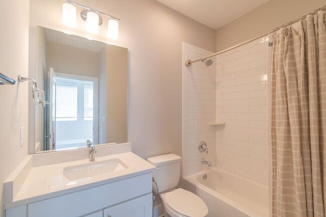 Building Photo - Beautiful Modern Townhome in South End Available 5/1!