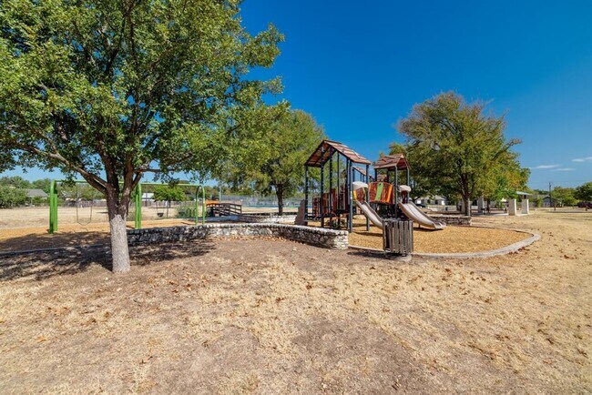 Building Photo - 2304 Silver Spur Dr