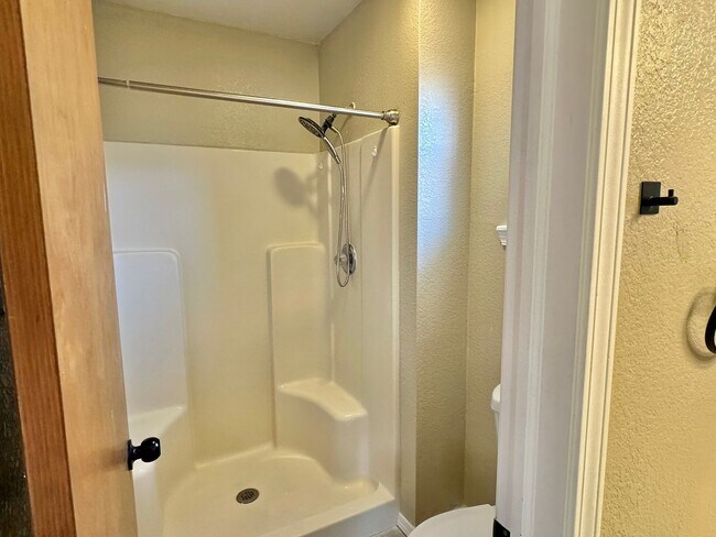 Building Photo - 3 Bdrm/2 Bath Home w/Refrigerated Air Clos...