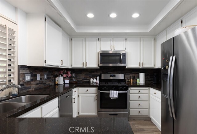 Building Photo - 9 Flores