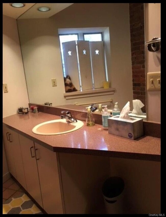 Building Photo - 528 Main St