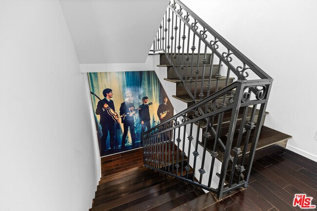 Building Photo - 2300 Ronda Vista Dr