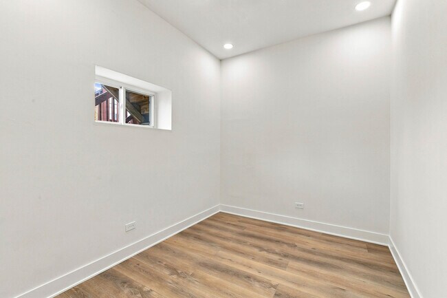 Building Photo - 3619 S Giles Ave