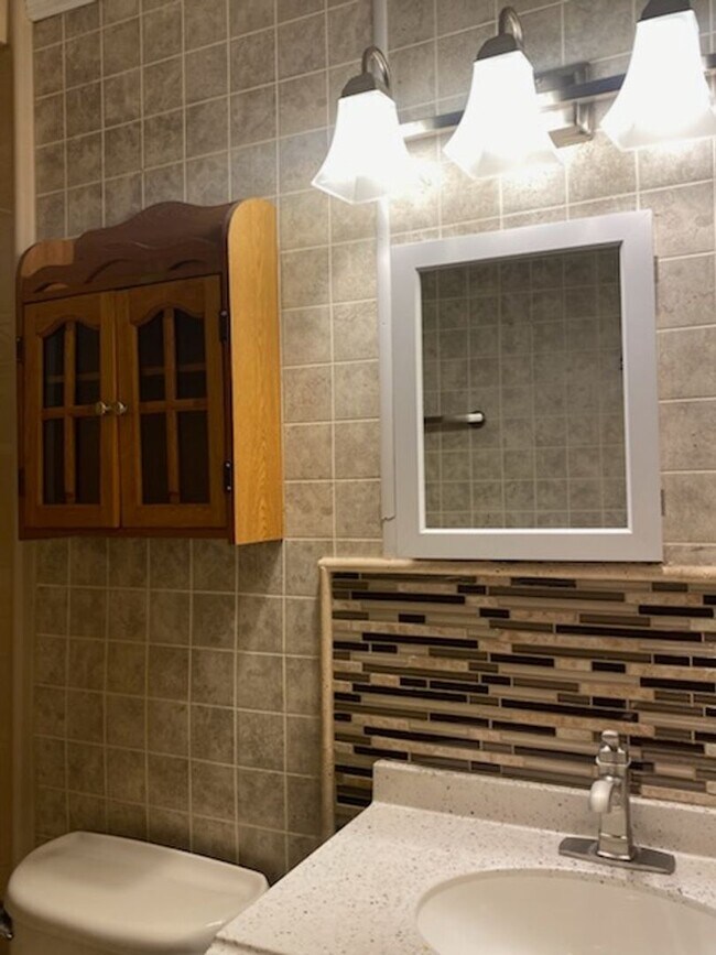 Building Photo - Charming Bungalow in Old Hickory/ Rayon City, Fenced Yard