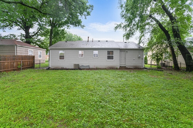 Building Photo - 9008 E Gregory Blvd