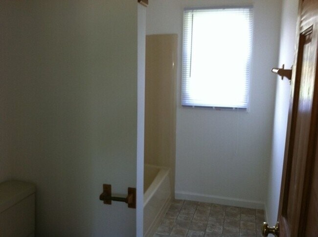 Building Photo - 1410 E Lakeview Dr