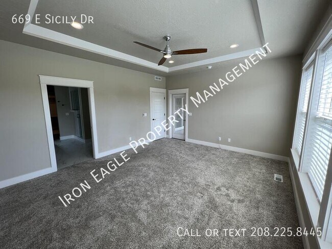 Building Photo - 669 E Sicily Dr