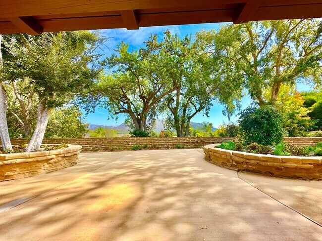 Building Photo - Beautifully Appointed & Fully Furnished, S...