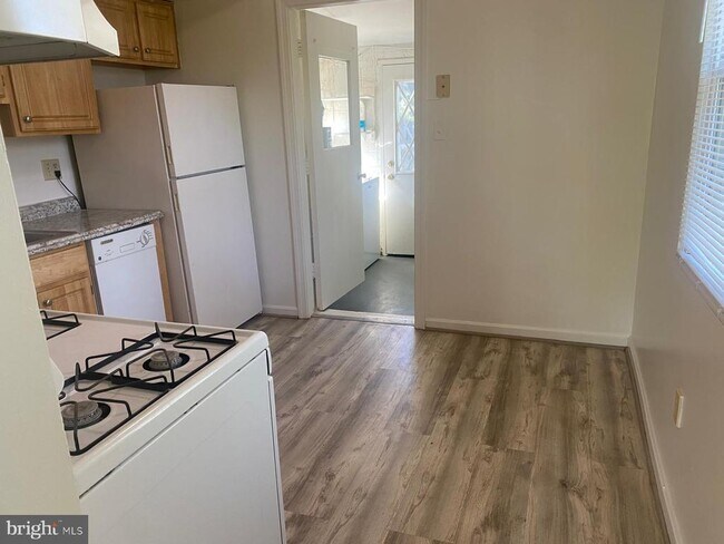 Building Photo - 2200 Greenwich St