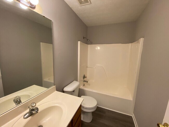 Building Photo - 415 Moonlite Ave