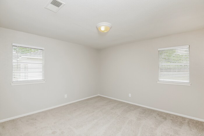 Building Photo - 2417 Skyline Dr