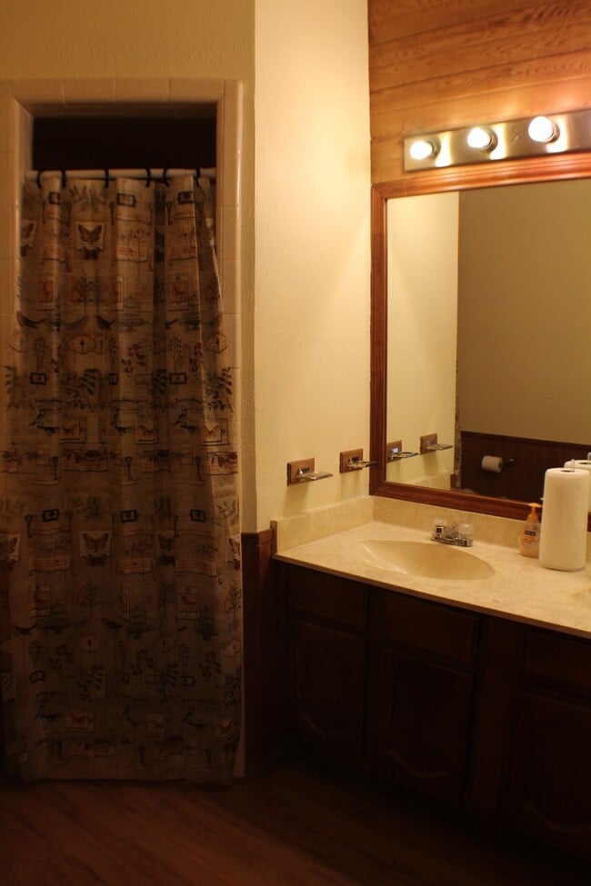 Building Photo - Gorgeous garden style home in San Antonio. Realtor Commission: $300