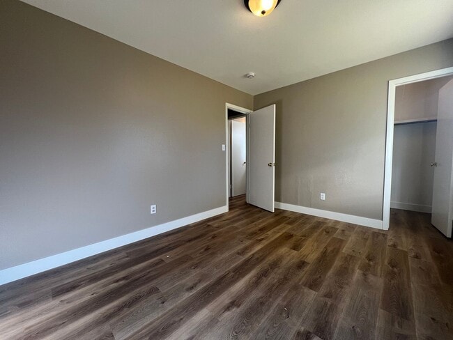 Building Photo - Renovated 2 Bedroom 1 Bathroom Unit!