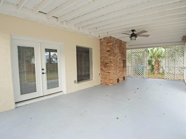 Building Photo - 821 Brett St S