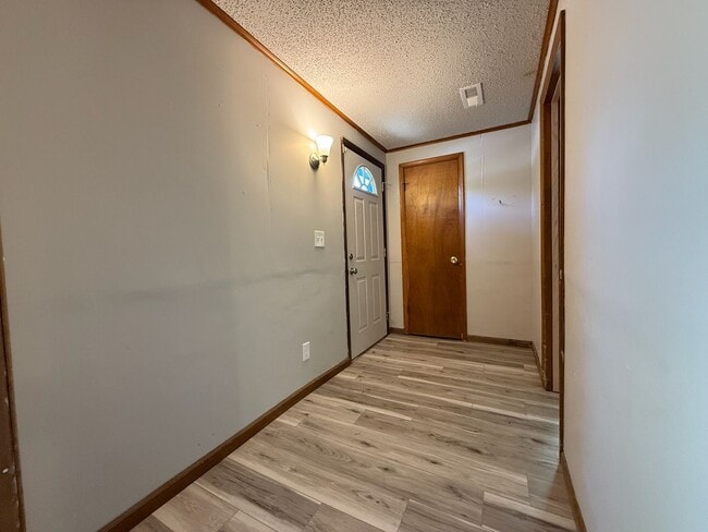 Building Photo - 3 bedroom 1 bath near 37th & Topeka